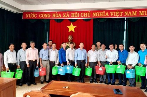 Hội LHPN Bảo Lộc tặng hơn 1.000 làn nhựa