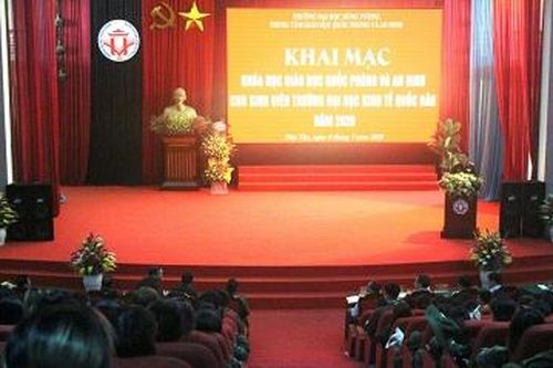 Bồi dưỡng kiến thức giáo dục QP-AN cho sinh viên Trường Đại học Kinh tế quốc dân