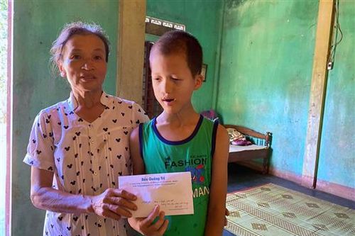 Trao tiền hỗ trợ của bạn đọc báo Quảng Trị cho 18 trường hợp khó khăn