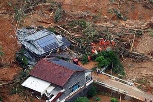 Nhật Bản ráo riết giải cứu hàng trăm người mắc kẹt vì mưa lũ