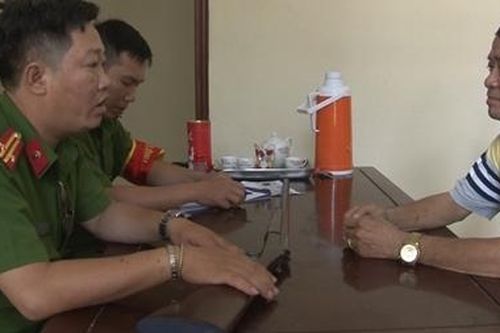 Vận động người dân giao nộp nhiều khẩu súng, dao kiếm