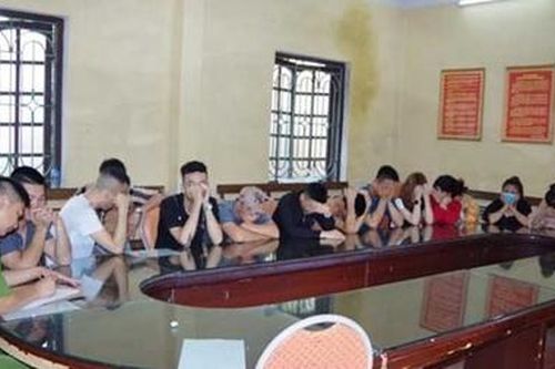 12 thanh niên bay lắc trong Karaoke Dubai