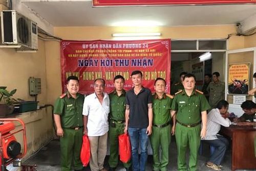 Người dân tích cực giao nộp vũ khí, hung khí nguy hiểm