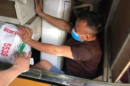 3 người đàn ông chui trong hầm xe lúc nhập cảnh để trốn cách ly
