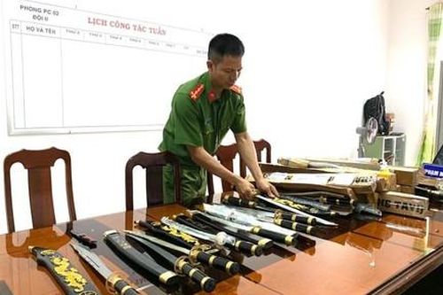 Bắt lô bưu kiện chứa nhiều hung khí nguy hiểm