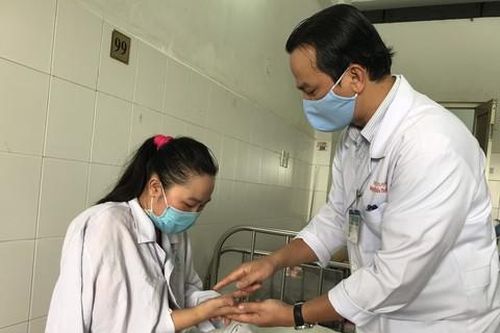 Suýt mất cánh tay phải vì tin theo thầy lang bó thuốc