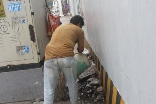 Hình phạt cho hành vi tiểu bậy giữa đường khiến người vi phạm phải xấu hổ