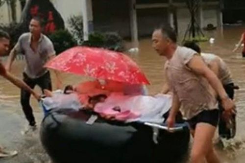 Hình ảnh tang thương của trận mưa lũ lớn tại Trung Quốc khiến 121 người chết, thiệt hại hàng trăm nghìn tỷ đồng