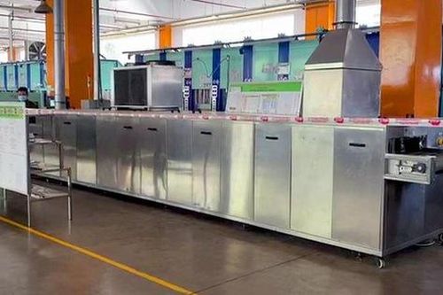 Thò đầu vào máy đóng đế giày, một công nhân tử vong