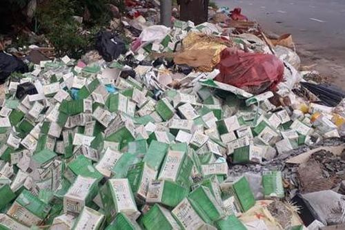Hà Nội: Hàng trăm lọ giảm cân bị vứt bỏ trên vỉa hè Đại lộ Thăng Long