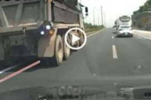 Cảnh sát truy tìm xe tải đi lùi trên cao tốc