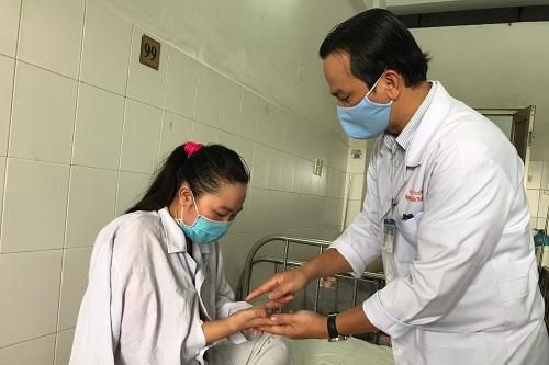 Tin thầy lang suýt mất cánh tay
