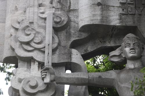 Tượng đài 'Quyết tử cho Tổ quốc quyết sinh' ở Hàng Đậu xuống cấp: Vấn đề chỉ là ý thức của người dân