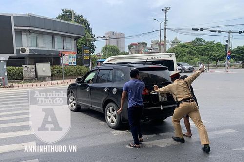 Hỗ trợ lái xe bị hỏng máy giữa đường, CSGT được người dân ủng hộ nhiệt tình
