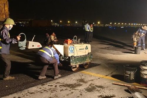 Khách vật vã ở sân bay Nội Bài và Tân Sơn Nhất, Bộ trưởng Giao thông gửi thư mong chia sẻ