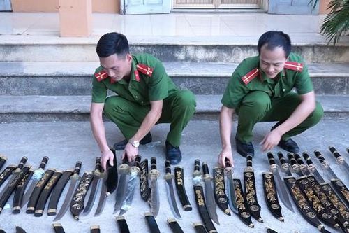 Thu giữ lô đao, kiếm, công cụ hỗ trợ 'ship' qua đường bưu điện