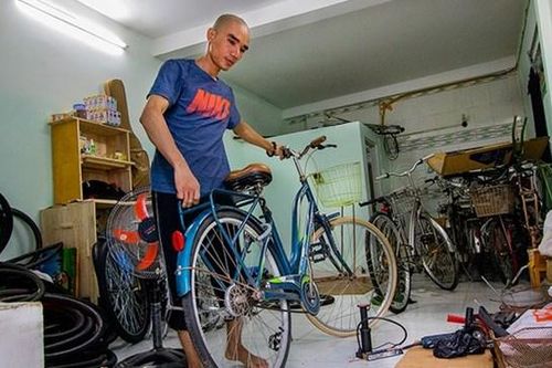 Chàng trai 'hồi sinh' xe đạp tặng người nghèo