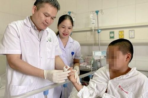 Nối liền ngón tay bị đứt rời cho bé 11 tuổi