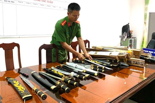 27 gói bưu kiện bên trong chứa nhiều loại hung khí nguy hiểm