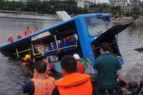 Xe chở thí sinh thi đại học lao xuống hồ ở Trung Quốc, 21 người chết