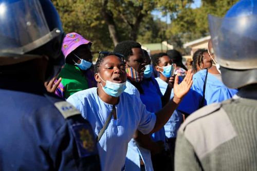Chính phủ Zimbabwe chi hàng triệu USD mua xe sang dù dân đói khổ