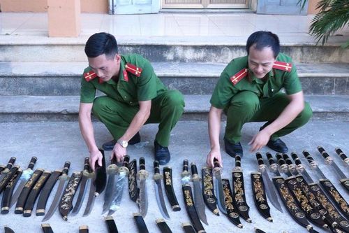 69 gói bưu phẩm chứa hung khí nguy hiểm