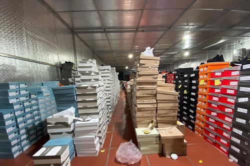 Bắt kho hàng lậu 10.000 m2 bán online trên Facebook