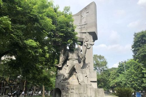 Tượng đài 'Quyết tử cho tổ quốc quyết sinh' xuống cấp: Ai chịu trách nhiệm?