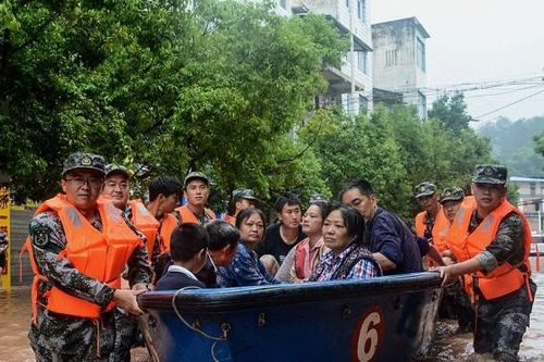 Trung Quốc nâng mức cảnh báo về tình trạng mưa dông