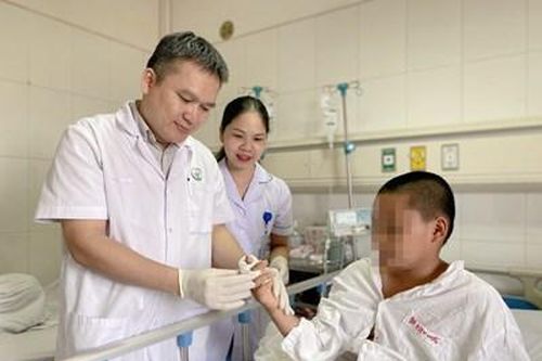 Bệnh viện Việt Đức hồi sinh ngón tay bị đứt rời cho bé trai 11 tuổi