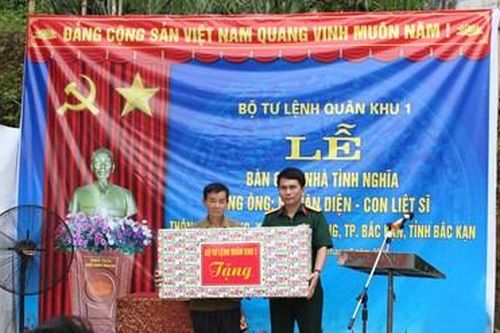Bộ tư lệnh Quân khu 1 trao nhà tình nghĩa