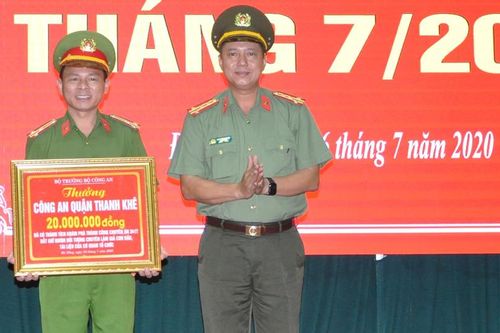 Khen thưởng nhiều tập thể, cá nhân có thành tích xuất sắc
