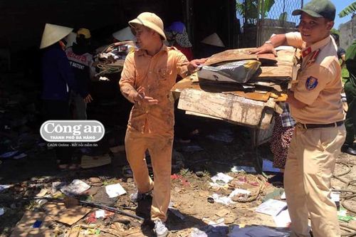 Kho phế liệu bốc hỏa