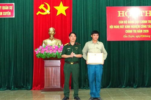 Tặng bằng khen cho Phó Chỉ huy trưởng Quân sự xã dũng cảm cứu sống người bị đuối nước