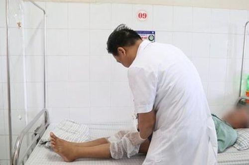 Lở loét do tự ý đắp lá chữa bệnh