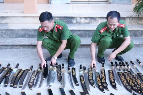 Đóng gói gần 80 dao, kiếm, bình xịt... gửi qua bưu điện Thanh Hóa vào Nam