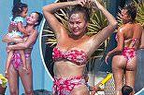 Siêu mẫu 'bốc lửa' Chrissy Teigen phô dáng đẫy đà sau đợt nghỉ dài vì đại dịch