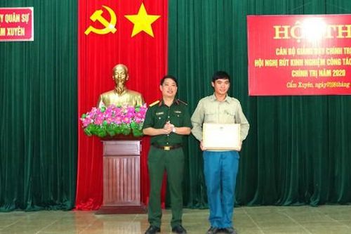 Tặng bằng khen xã đội phó cứu nữ sinh nhảy cầu tự tử