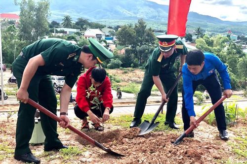Tuổi trẻ Kon Tum về biên giới, vùng xa