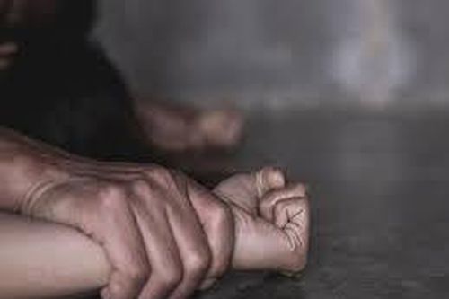 Nhóm thanh niên thay nhau giở trò đồi bại với cô gái say xỉn