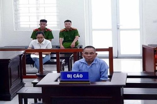 Đâm chết con trai vì bị ép sang tên nhà đất