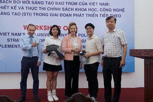 Hai học sinh Việt sáng chế chiếc mũ độc đáo chống dịch Covid