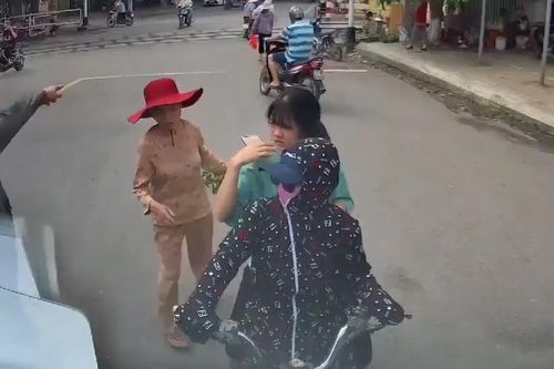 Đi ngược chiều chặn đầu container, nữ 'ninja' hùng hổ mắng tài xế đi sai