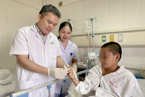 Nối liền đốt ngón tay bị đứt rời cho cháu bé 11 tuổi