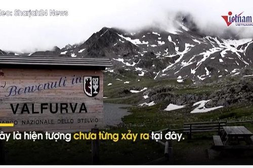 Băng trắng bỗng chuyển màu hồng ở Italia