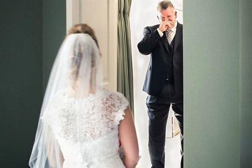 Nghẹn ngào nhìn cha bật khóc khi thấy con mặc váy cưới
