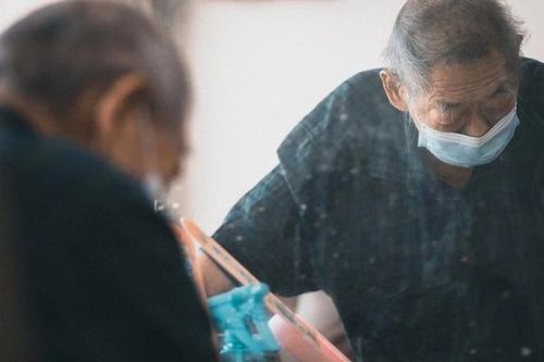 Thợ cắt tóc 58 năm cầm kéo ngậm ngùi đóng cửa tiệm phòng dịch