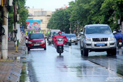 Thành Vinh bất ngờ có mưa sau nhiều ngày nắng nóng gay gắt