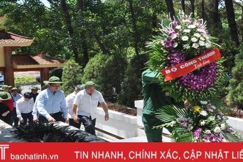 Bộ trưởng Bộ Công thương dâng hương tại Ngã ba Đồng Lộc, trao 400 triệu đồng cho Quỹ Đền ơn đáp nghĩa Hà Tĩnh
