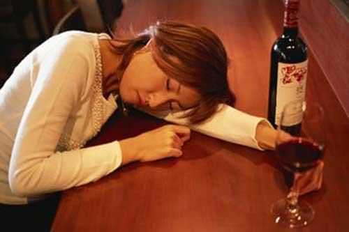 Về ra mắt, bạn gái uống rượu như nước lã